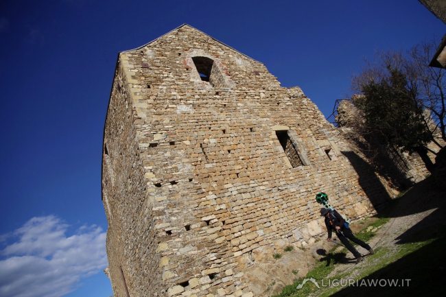 Nicola Ferrarese davanti al castello Clavesana di Andora